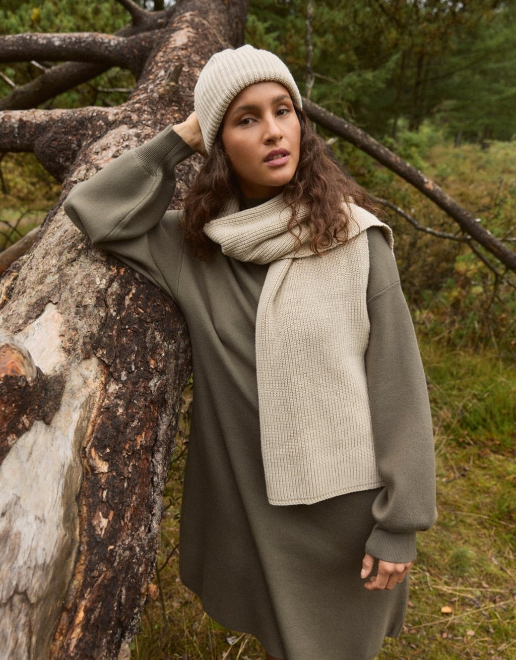 Schal Galine Rachelle Icon von MSCH Copenhagen in Beige am Model im Wald
