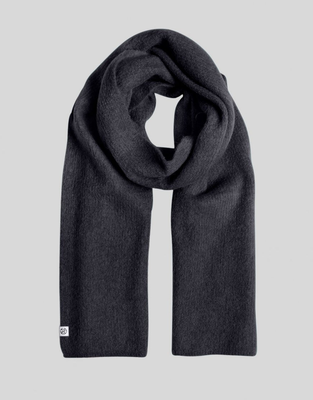 Dunkelblaufarbener Hope Icon Scarf von MSCH Copenhagen aus weichem Woll- und Alpakamix mit gebürsteter Oberfläche und dezentem Logo auf grauem Hintergrund