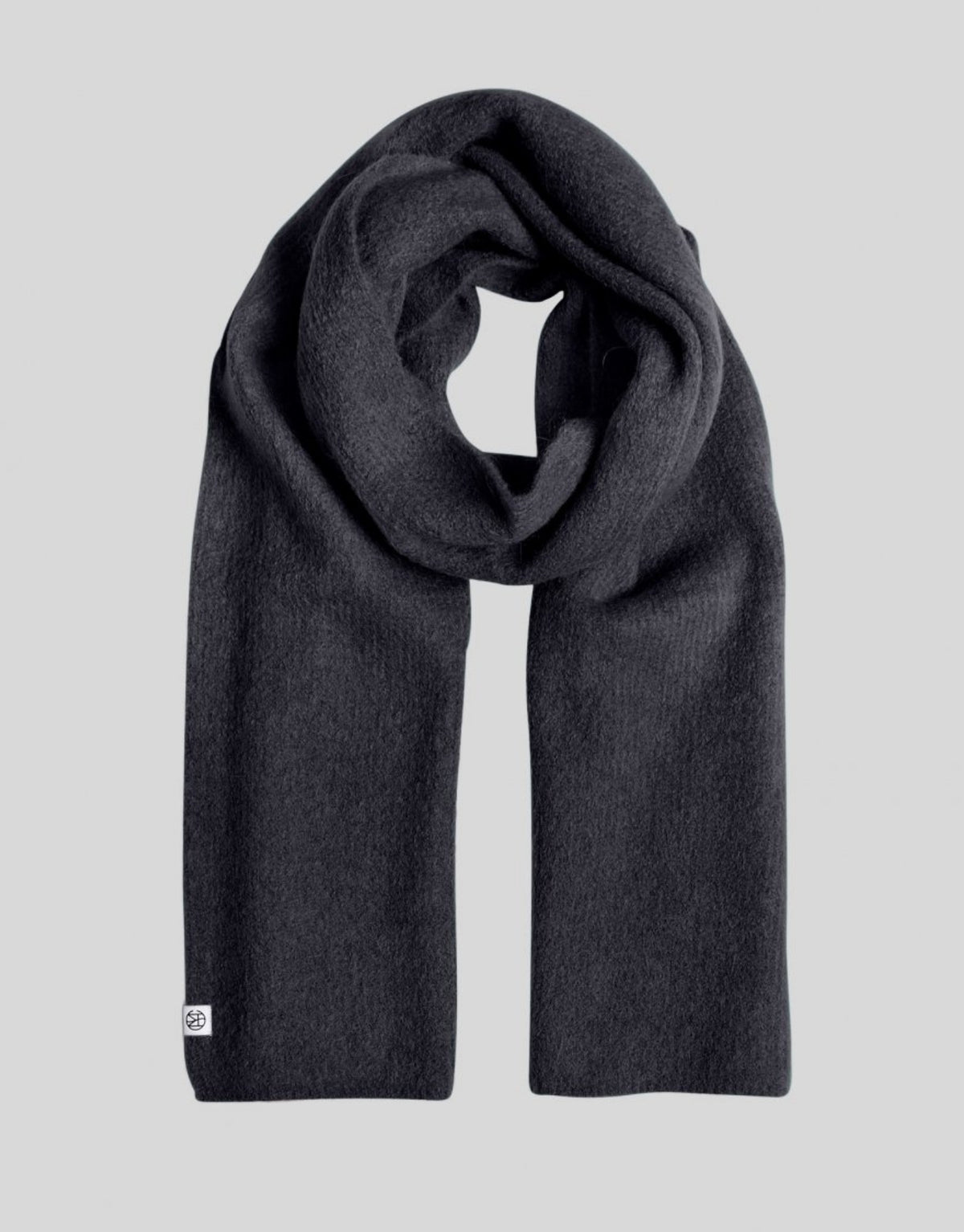 Dunkelblaufarbener Hope Icon Scarf von MSCH Copenhagen aus weichem Woll- und Alpakamix mit gebürsteter Oberfläche und dezentem Logo auf grauem Hintergrund