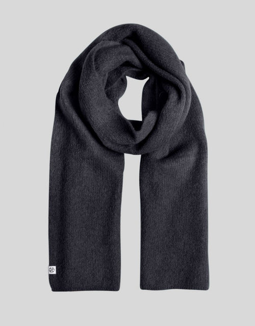 Dunkelblaufarbener Hope Icon Scarf von MSCH Copenhagen aus weichem Woll- und Alpakamix mit gebürsteter Oberfläche und dezentem Logo auf grauem Hintergrund