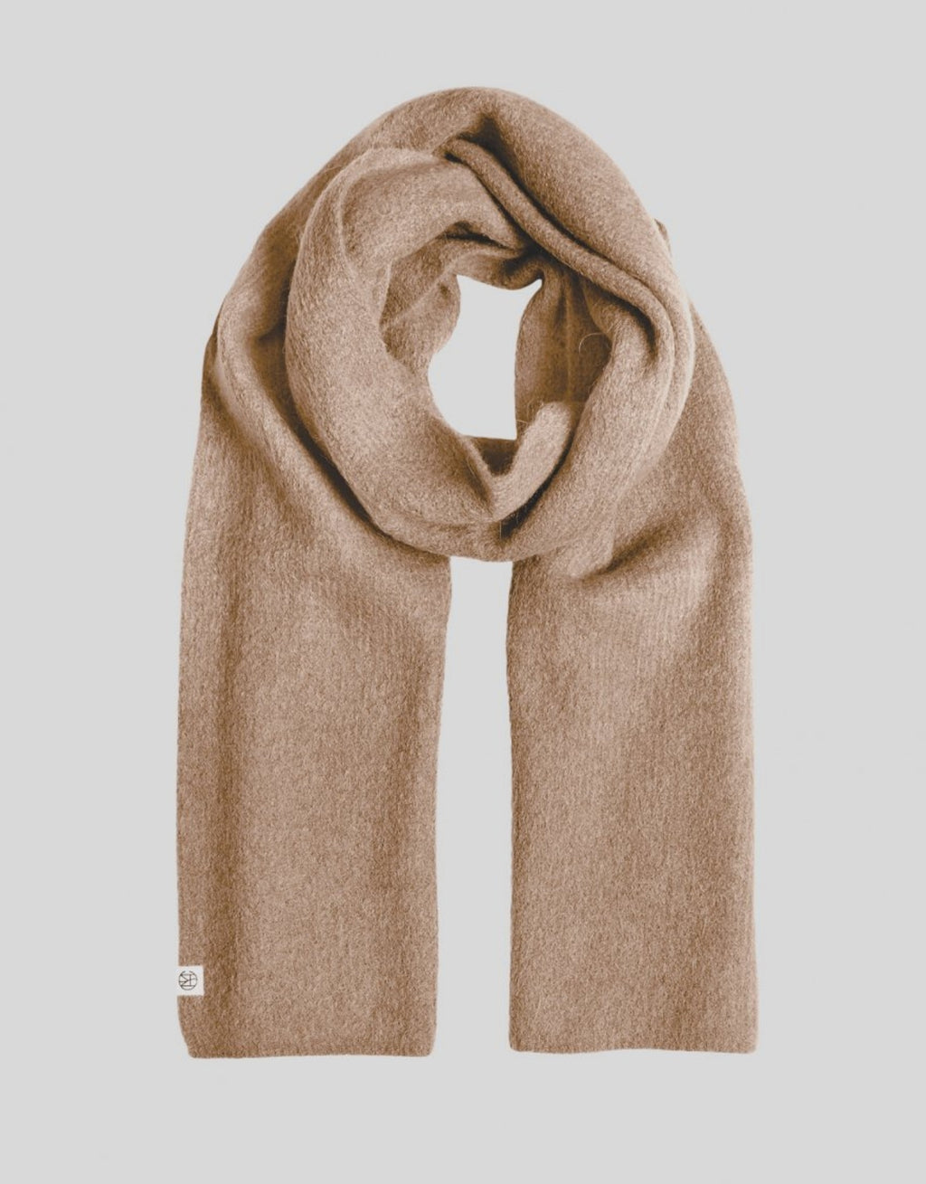 Beigefarbener MSCHHope Icon Scarf von MSCH Copenhagen aus weichem Woll- und Alpakamix mit gebürsteter Oberfläche und dezentem Logo auf grauem Hintergrund
