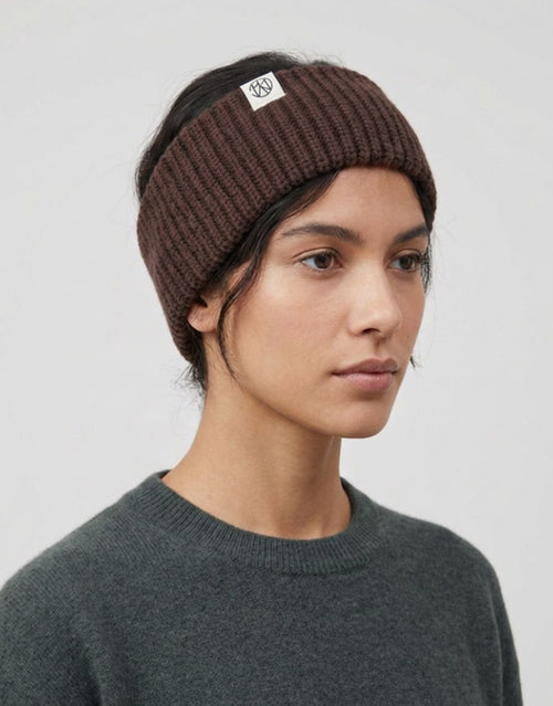 Braunes Stirnband Galine Rachelle Icon von MSCH Copenhagen in Hot Fudge aus weichem Rippstrick mit dezentem MSCH-Logo am Model