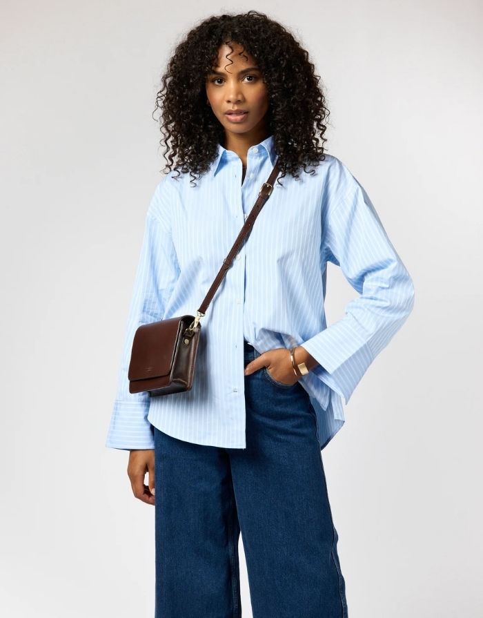 O MY BAG Audrey Mini Classic Leather Chocolate – kleine Ledertasche mit zwei Tragegurten und Magnetverschluss.