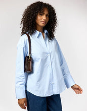 Laden Sie das Bild in den Galerie-Viewer, O MY BAG Audrey Mini Classic Leather Chocolate – kleine Ledertasche mit zwei Tragegurten und Magnetverschluss.
