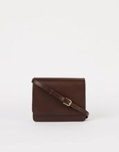 Laden Sie das Bild in den Galerie-Viewer, O MY BAG Audrey Mini Classic Leather Chocolate – kleine Ledertasche mit zwei Tragegurten und Magnetverschluss.
