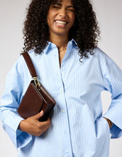 Laden Sie das Bild in den Galerie-Viewer, O MY BAG Audrey Mini Classic Leather Chocolate – kleine Ledertasche mit zwei Tragegurten und Magnetverschluss.
