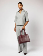 Laden Sie das Bild in den Galerie-Viewer, O MY BAG Blair Croco Large Cherry Red – elegante Schulter- und Crossbody-Tasche mit Laptopfach und Croco-Struktur.
