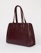 Laden Sie das Bild in den Galerie-Viewer, O MY BAG Blair Croco Large Cherry Red – elegante Schulter- und Crossbody-Tasche mit Laptopfach und Croco-Struktur.
