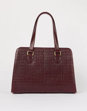 Laden Sie das Bild in den Galerie-Viewer, O MY BAG Blair Croco Large Cherry Red – elegante Schulter- und Crossbody-Tasche mit Laptopfach und Croco-Struktur.
