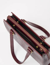 Laden Sie das Bild in den Galerie-Viewer, O MY BAG Blair Croco Large Cherry Red – elegante Schulter- und Crossbody-Tasche mit Laptopfach und Croco-Struktur.
