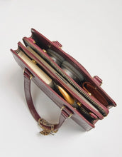 Laden Sie das Bild in den Galerie-Viewer, O MY BAG Blair Croco Large Cherry Red – elegante Schulter- und Crossbody-Tasche mit Laptopfach und Croco-Struktur.
