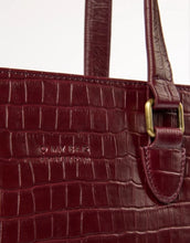 Laden Sie das Bild in den Galerie-Viewer, O MY BAG Blair Croco Large Cherry Red – elegante Schulter- und Crossbody-Tasche mit Laptopfach und Croco-Struktur.
