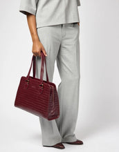 Laden Sie das Bild in den Galerie-Viewer, O MY BAG Blair Croco Large Cherry Red – elegante Schulter- und Crossbody-Tasche mit Laptopfach und Croco-Struktur.

