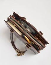 Laden Sie das Bild in den Galerie-Viewer, O MY BAG Blair Croco Large Chocolate – elegante Croco-Ledertasche mit Laptopfach und Crossbody-Riemen.
