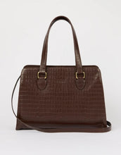 Laden Sie das Bild in den Galerie-Viewer, O MY BAG Blair Croco Large Chocolate – elegante Croco-Ledertasche mit Laptopfach und Crossbody-Riemen.
