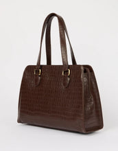 Laden Sie das Bild in den Galerie-Viewer, O MY BAG Blair Croco Large Chocolate – elegante Croco-Ledertasche mit Laptopfach und Crossbody-Riemen.
