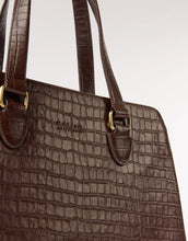 Laden Sie das Bild in den Galerie-Viewer, O MY BAG Blair Croco Large Chocolate – elegante Croco-Ledertasche mit Laptopfach und Crossbody-Riemen.

