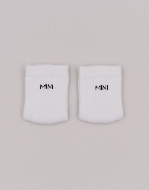 Weiße Babysocken Mini von Eulenschnitt mit schwarzem Schriftzug für Babys im Alter von 3 Monaten