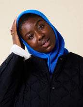 Laden Sie das Bild in den Galerie-Viewer, Königsblaue Balaclava aus 100 % Merinowolle von Popeia – warmes, nachhaltiges und stylisches Winter-Accessoire.
