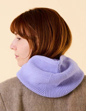 Laden Sie das Bild in den Galerie-Viewer, Lila Balaclava aus 100 % Merinowolle von Popeia – nachhaltiges Winter-Accessoire, warm, weich und stilvoll
