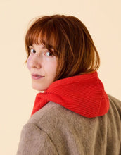 Laden Sie das Bild in den Galerie-Viewer, Rote Balaclava aus 100 % Merinowolle von Popeia – warmes und nachhaltiges Winter-Accessoire mit modernem Look
