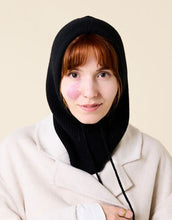 Laden Sie das Bild in den Galerie-Viewer, Schwarze Balaclava aus 100 % Merinowolle von Popeia – nachhaltiges Winter-Accessoire, weich, warm und modern
