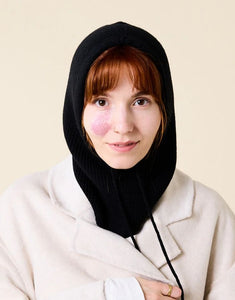 Schwarze Balaclava aus 100 % Merinowolle von Popeia – nachhaltiges Winter-Accessoire, weich, warm und modern