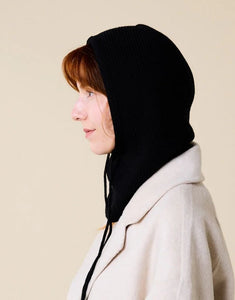 Schwarze Balaclava aus 100 % Merinowolle von Popeia – nachhaltiges Winter-Accessoire, weich, warm und modern