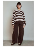 High Waist Barrel Hose in Brown mit weitem Bein und Knopfverschluss.