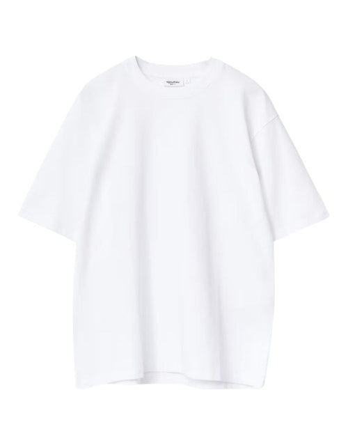 Weißes Oversize T-Shirt von Gina Tricot mit langer Passform, kurzen Ärmeln und Rundhalsausschnitt.
