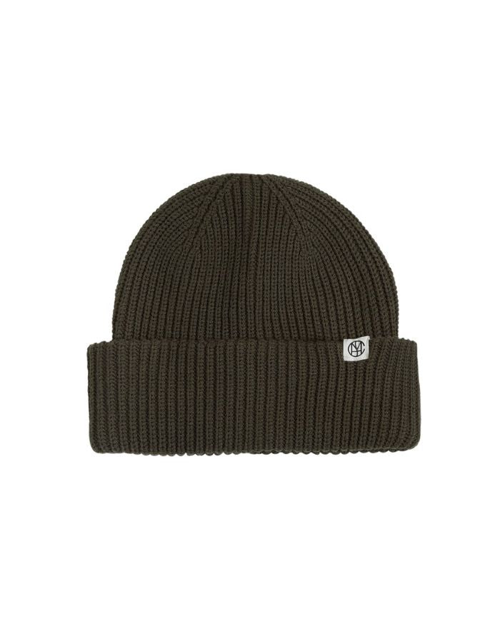 MSCH Copenhagen Beanie Galine Rachelle Icon in Forest Night – dunkelgrüne Rippstrickmütze mit Umschlag und kleinem MSCH-Logo.