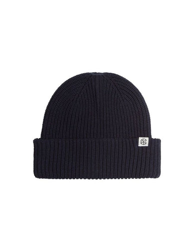 MSCH Copenhagen Beanie Galine Rachelle Icon in Sky Capitan – dunkelblaue Rippstrickmütze mit Umschlag und kleinem MSCH-Logo.