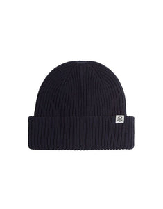 MSCH Copenhagen Beanie Galine Rachelle Icon in Sky Capitan – dunkelblaue Rippstrickmütze mit Umschlag und kleinem MSCH-Logo.