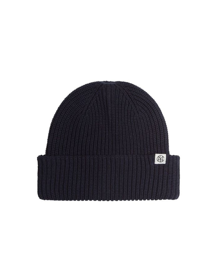 MSCH Copenhagen Beanie Galine Rachelle Icon in Sky Capitan – dunkelblaue Rippstrickmütze mit Umschlag und kleinem MSCH-Logo.