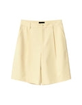 Gina Tricot Bermuda Shorts Butter Yellow mit geradem Bein und Bügelfalten in knielanger Passform.