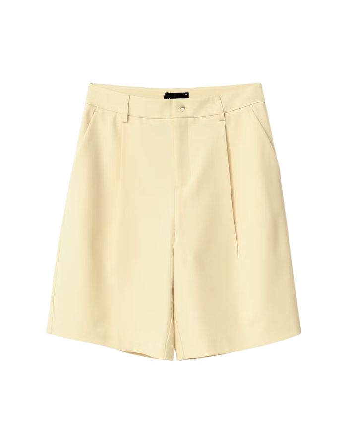 Gina Tricot Bermuda Shorts Butter Yellow mit geradem Bein und Bügelfalten in knielanger Passform.