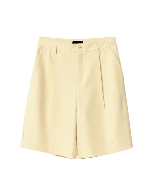 Gina Tricot Bermuda Shorts Butter Yellow mit geradem Bein und Bügelfalten in knielanger Passform.