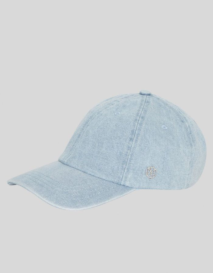 MSCH Copenhagen Cap Birkett Icon Light Blue Wash aus Denim mit gebogenem Schirm und Metalllogo.