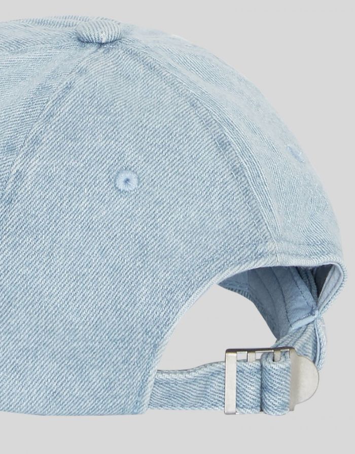 MSCH Copenhagen Cap Birkett Icon Light Blue Wash aus Denim mit gebogenem Schirm und Metalllogo.