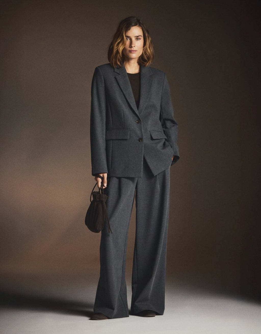  Dunkelgrau melierter Inge Henrike Loose Blazer von MSCH Copenhagen mit lockerer Passform, Reverskragen, zwei Knöpfen, Pattentaschen und raffiniertem Rückenschlitz am Model von vorne