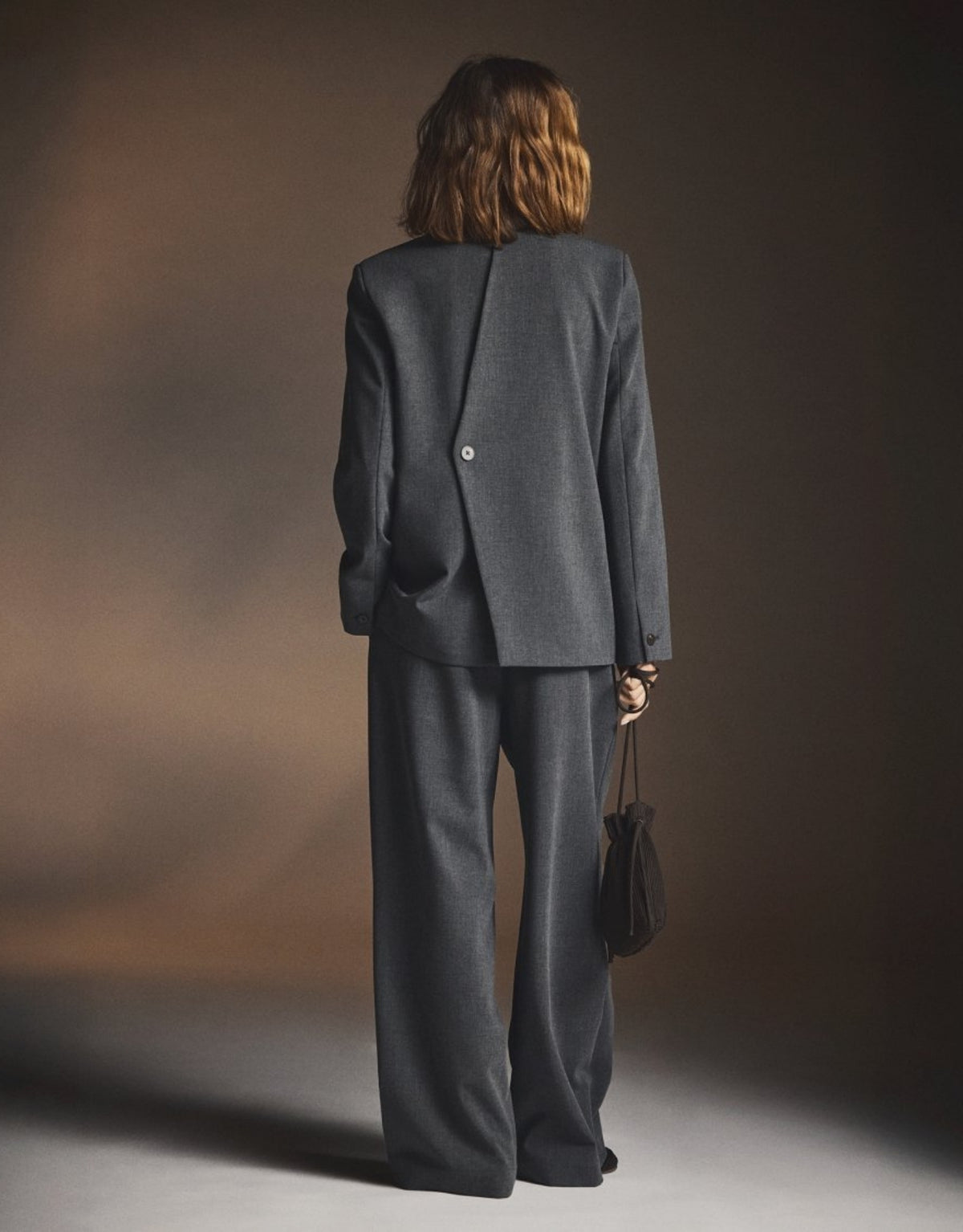  Dunkelgrau melierter Inge Henrike Loose Blazer von MSCH Copenhagen mit lockerer Passform, Reverskragen, zwei Knöpfen, Pattentaschen und raffiniertem Rückenschlitz am Model von hinten