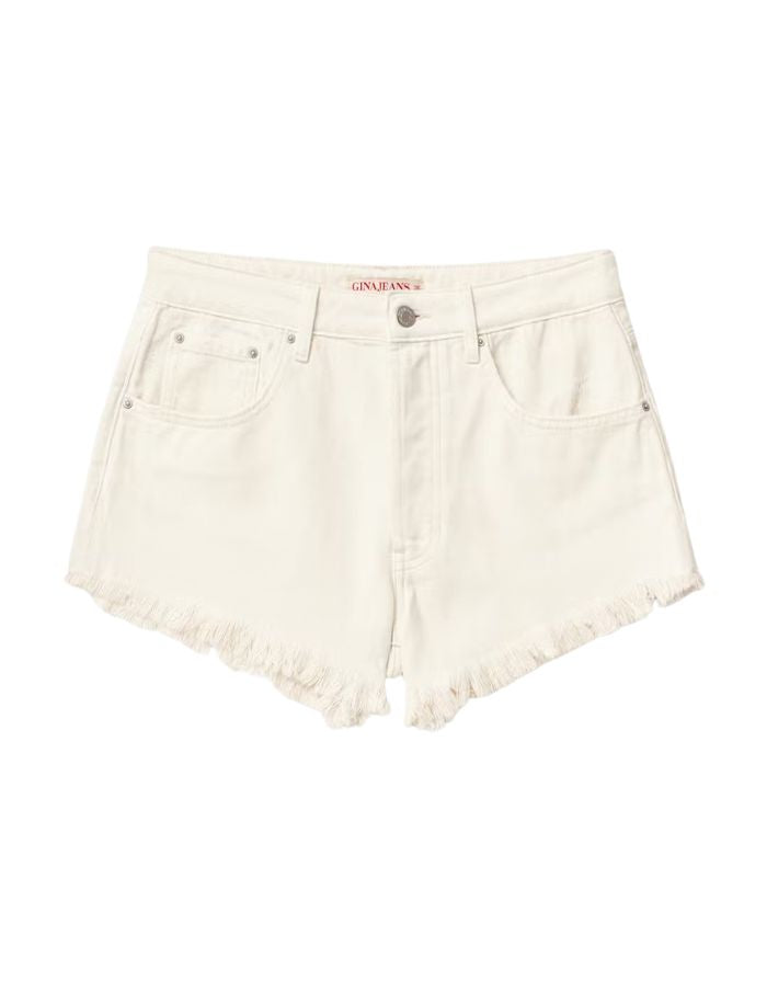 Offwhite High Waist Denim-Shorts von Gina Tricot mit fransigen Kanten und klassischem Five-Pocket-Design.