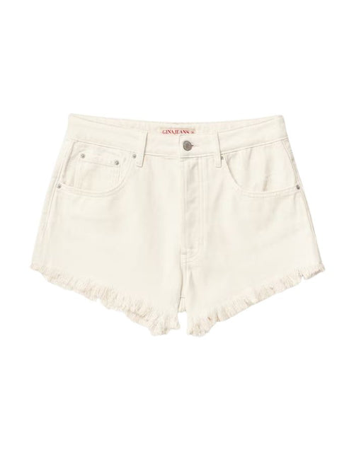 Offwhite High Waist Denim-Shorts von Gina Tricot mit fransigen Kanten und klassischem Five-Pocket-Design.