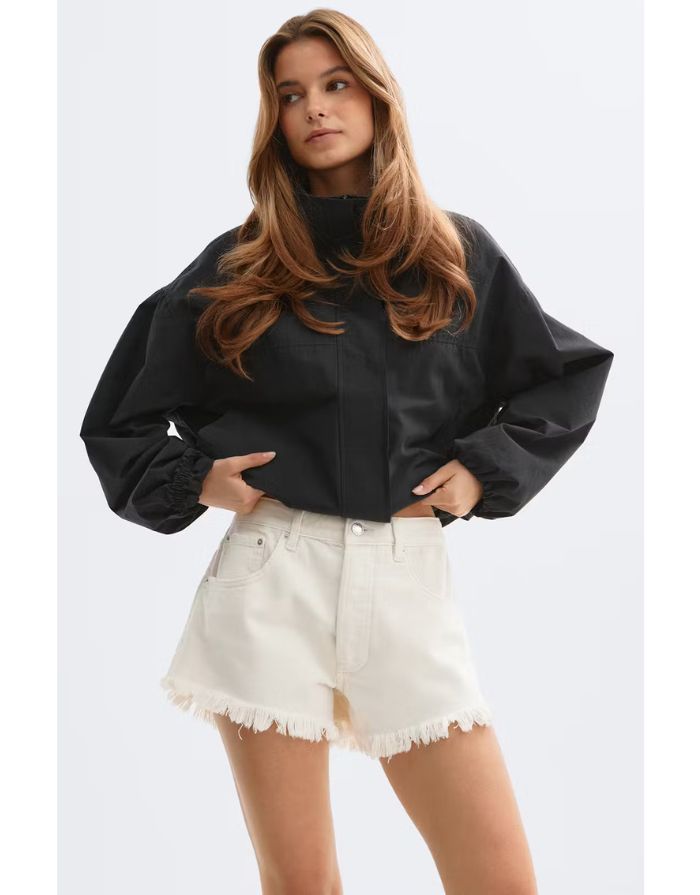 Offwhite High Waist Denim-Shorts von Gina Tricot mit fransigen Kanten und klassischem Five-Pocket-Design.