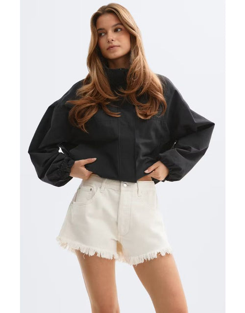 Offwhite High Waist Denim-Shorts von Gina Tricot mit fransigen Kanten und klassischem Five-Pocket-Design.