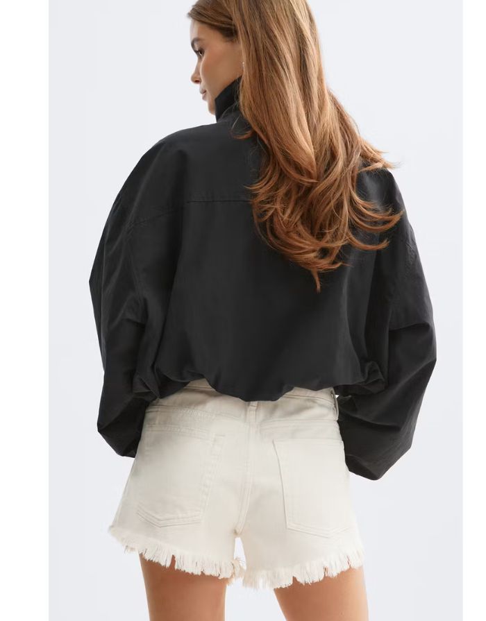 Offwhite High Waist Denim-Shorts von Gina Tricot mit fransigen Kanten und klassischem Five-Pocket-Design von hinten.