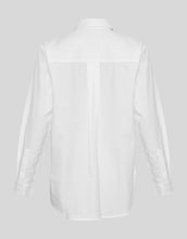 Laden Sie das Bild in den Galerie-Viewer, Olisa Bluse in Bright White von MSCH Copenhagen – locker geschnittenes, klassisches Hemd aus 100 % Bio-Baumwolle mit Kragen, Knopfleiste und Manschetten. Ein zeitloses Basic, das Eleganz und Lässigkeit perfekt vereint.
