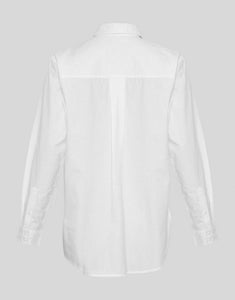 Olisa Bluse in Bright White von MSCH Copenhagen – locker geschnittenes, klassisches Hemd aus 100 % Bio-Baumwolle mit Kragen, Knopfleiste und Manschetten. Ein zeitloses Basic, das Eleganz und Lässigkeit perfekt vereint.