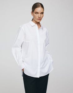 Olisa Bluse in Bright White von MSCH Copenhagen – locker geschnittenes, klassisches Hemd aus 100 % Bio-Baumwolle mit Kragen, Knopfleiste und Manschetten. Ein zeitloses Basic, das Eleganz und Lässigkeit perfekt vereint.