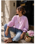 Gestreifte Bluse Striped Rose von MAËLYS PARIS mit Rundhalsausschnitt, Raffungen an den Schultern und langen Ärmeln.